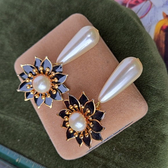 Vintage Black Gold Metal Floral Drop Fuax Pearl Clip On Earrings - Picture 14 of 15